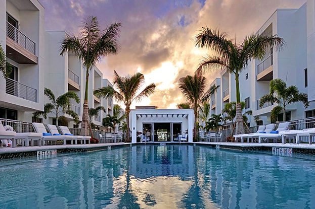 Moderne Boca Pool Sunset, A Kolter Urban Property