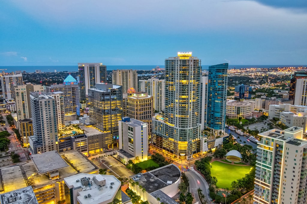 100 las olas exterior at sunset with lights